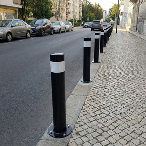 Ensemble de 5 délimiteurs métalliques 80 x 10 cm, poteaux de stationnement en acier, barrière de sécurité et de circulation - Product Image 1