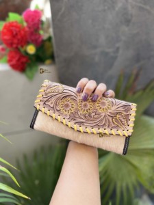 กระเป๋าคลัทช์หนังวัวสำหรับผู้หญิงกระเป๋าคลัทช์ขนสัตว์สีเหลืองสำหรับงานแกะสลักมือกระเป๋าคลัทช์ดีไซน์เนอร์ - Product Image 3