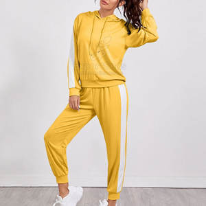 Chándal elegante de dos piezas con líneas simples y diseño relajado Chándal de tela Premium con ajuste moderno - Product Image 4