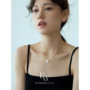 Collar con Colgante de Flor de Margarita Blanca con Concha de Madreperla, Cadena Chapada en Oro de 18K, Regalo para Ella - Product Image 1