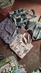 กระเป๋าผ้าฝ้ายทำมือพิมพ์ลายสกรีนแบบควิลท์สไตล์คันธาสีพาสเทลอ่อน ดีไซน์ลวดลายแบบนามธรรมเพื่อการส่งเสริมการขาย พิมพ์ลายศิลปะพื้นเมืองแบบสองด้าน สะพายไหล่ได้ - Product Image 4