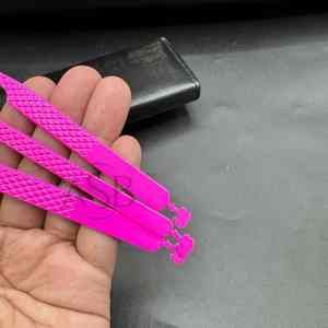 Pinzas para pestañas con agarre de diamante de acero inoxidable sostenible japonés de color rosa fuerte - Product Image 2