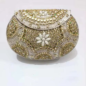 Bolso de mano tipo clutch con mosaico Kundan de diseño nuevo y de la mejor calidad, con pedrería, para novias, bodas y fiestas, hecho a mano por HAND MADE CRAFT. - Product Image 3
