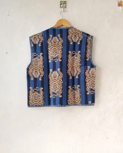 เสื้อแจ็คเก็ตผ้าฝ้ายลายเสือสำหรับผู้หญิง เสื้อคลุมลำลองสำหรับฤดูหนาว แขนตัดแบบอินเดีย ผ้าควิลท์ทอลายแบบดั้งเดิม ผ้าควิลท์แบบซักแล้ว เสื้อคลุมเพื่อนเจ้าสาว - Product Image 5