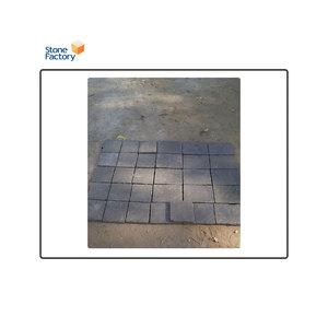 หินกรวดธรรมชาติขัดเงาสีเหลืองน้ำตาลผสม – ของตกแต่งภายนอกอาคาร รูปทรงสี่เหลี่ยมและรูปทรงตามสั่ง สำหรับพื้นผิวทางเดินรถที่ทนทาน - Product Image 1