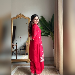 Salwar kameez de luxe en chinon avec un haut orné de broderies lourdes et un pantalon palazzo avec un dupatta en chinon assorti pour la saison des fêtes, directement de l'usine - Product Image 5