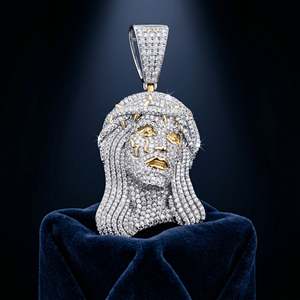 Pendentif de luxe avec portrait religieux couronné de zircons pavés, accents argent et or, pendentif statement glacé, bijoux de luxe inspirés de la foi - Product Image 1