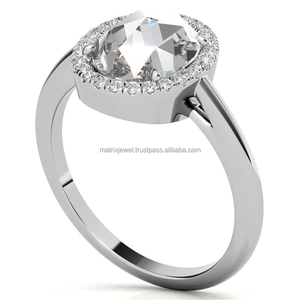 Anillo de diamantes clásicos de plata Starling 925 con piedra central de forma ovalada rodeada de pequeños diamantes de moissanita VVS de corte redondo - Product Image 4