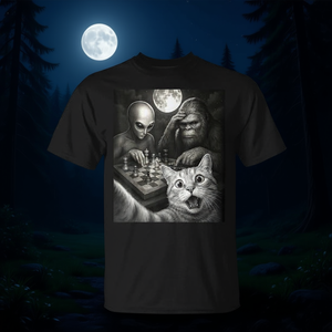 T-Shirt Promozionale con Gatto Giocando a Scacchi con Alieni e Bigfoot - Product Image 3