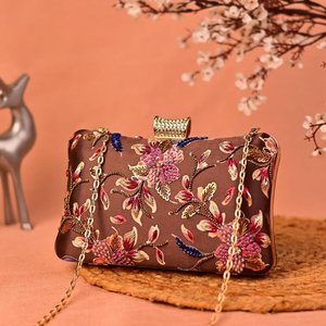 Pochette élégante brodée de fleurs perlées avec fermeture magnétique et bandoulière chaîne pour soirée - Product Image 1