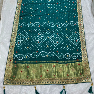Sari Étnico de Seda Gaji con Bordado de Lentejuelas de 3mm, Diseño Sólido, Elástico y Ecológico - Product Image 1