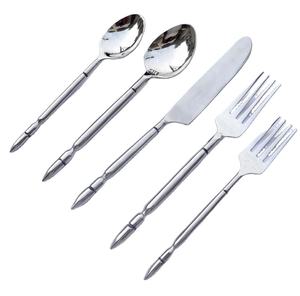 Juego de Cubiertos de 5 Piezas con Diseño Minimalista Único, Elegante Tono Plateado, Acero Inoxidable Moderno Americano para Fiestas - Product Image 1