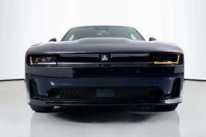 รถมือสองปี 2024 Daytona R/T AWD ระบบไฟฟ้า เกียร์อัตโนมัติ เบาะหนัง ระบบควบคุมความเร็วอัตโนมัติ ล้อแม็ก R19 ภายในสีเข้ม พวงมาลัยซ้าย - Product Image 2