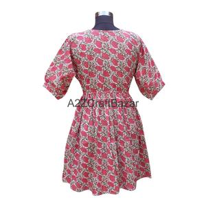 Robes courtes en coton faites à la main pour femmes - Longueur genou, coupe trapèze, imprimé floral, dentelle, écologiques, coupe décontractée, design moderne, respirantes - Product Image 6