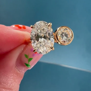 Anillo de Compromiso con Diamante de Laboratorio Certificado IGI de 4.00 Quilates, Diseño Ovalado y Redondo con Bisel, Estilo Toi Et Moi - Product Image 1