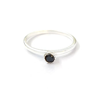Anillo de Moissanita y Ónix Negro de 1.5 Gramos - Product Image 1