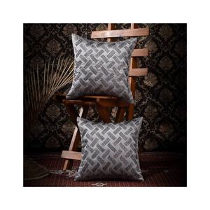 Cojín Bordado de Primera Calidad de 16x16 Pulgadas, 100% Algodón, Color Granate Teñido con Colores Herbales para Mercados de Exportación, Envío Rápido y Diseños Personalizados - Product Image 4