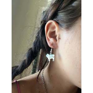 Pendientes Colgantes Navajo de Plata de Ley con Acentos de Perlas de Concha y Diamantes - Product Image 1