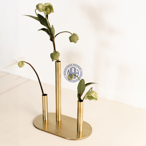 Vase de table minimaliste en laiton, support en métal à 3 tiges, fait main, haute qualité, design moderne pour mariage - Product Image 5