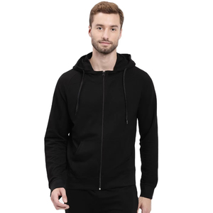 Survêtement tout noir pour homme avec sweat à capuche zippé et joggeurs conçus pour une tenue de sport minimaliste au quotidien - Product Image 3