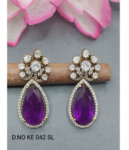 Ensemble de bijoux indiens d'inspiration Kundan avec boucles d'oreilles ras du cou à finition antique et Tikka de mariée pour les célébrations de l'Inde - Product Image 5