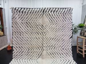 Superbe tapis marocain Beniourain de haute qualité 6x8 blanc noir Design géométrique fait à la main en laine tapis uni taille personnalisée disponible - Product Image 2