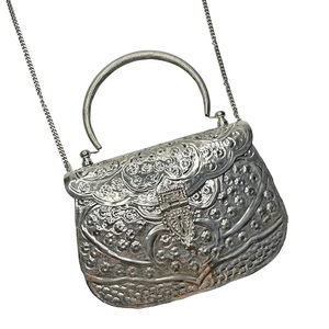Pochette élégante en laiton sculpté à la main, style vintage, couleur argent, à prix abordable, provenant d'un fournisseur indien – Meilleure vente - Product Image 1