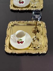 Plateau de service vintage en argent gravé de motifs floraux avec bordure dorée, parfait pour la restauration et les banquets, fabriqué à la main en Inde - Product Image 3