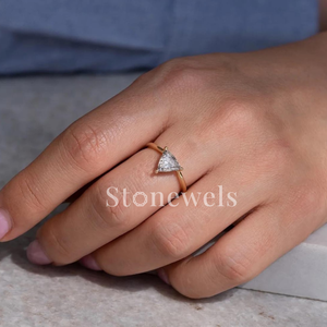 Bague de Fiançailles, d'Anniversaire, de Promesse ou Alliance en Or/Argent avec Moissanite Solitaire Taille Trillion 0,50 Carat, Style Religieux - Product Image 5