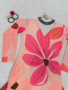 เสื้อปาร์ตี้ดีไซน์เนอร์ผ้าจอร์เจียเทียมสีชมพูเข้มพิมพ์ลายดิจิตอลสวยงามเสื้อทำงานด้วยมือแขนยาวเต็มตัวพร้อมพาลาซโซ - Product Image 5