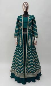 Veste traditionnelle brodée en soie Chinon de qualité supérieure Lehenga Choli avec jupe assortie pour mariage et fête - Product Image 4