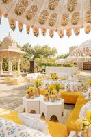 Karangan bunga Marigold buatan tema kuning unik dengan payung besar & barang dekoratif lainnya untuk dekorasi pernikahan India