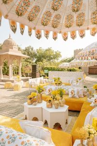 Guirlandes de fleurs de souci artificielles sur le thème jaune avec de grands parapluies et autres objets décoratifs pour la décoration de mariage indien - Product Image 5