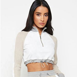 Haut d'hiver à capuche pour femme avec tissu en polaire doux Design moderne élégant Couleurs et tailles personnalisables - Product Image 4