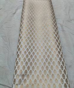 Tissus de soie brocart tissés blancs et dorés sur mesure, idéaux pour les créateurs de robes et les créateurs de mode en imprimé doré de petites fleurs - Product Image 4