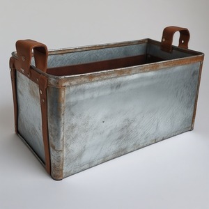 Elegante maceta de cuero galvanizado con pátina de plata rústica Trabajo artesanal Diseñado para interiores decorativos y de temporada - Product Image 6