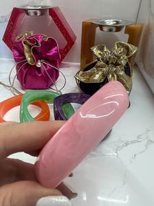 Brazalete de Resina Morada Intensa Hecho a Mano de Primera Calidad, Diseño Marmoleado, Joyería de Muñeca Gruesa, Accesorio de Moda con Diseño de Ángel para Mujer - Product Image 2