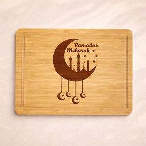 Tabla de Cortar de Madera Premium con Grabado de Mezquita y Luna de Ramadán Mubarak, Duradera y Ecológica para Servir en la Cocina - Product Image 1