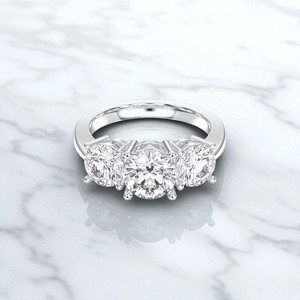 Anillo de compromiso de diamante cultivado en laboratorio de 1,10 quilates de quilates, Juego de 3 puntas de piedra en plata de ley chapada en oro Unisex - Product Image 4