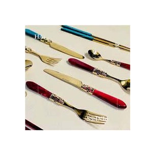 ชุดช้อนส้อมสแตนเลสขัดเงาสีทองพร้อมที่จับเรซินสีน้ำตาลเข้มแบนสไตล์ตะวันตก - Product Image 1