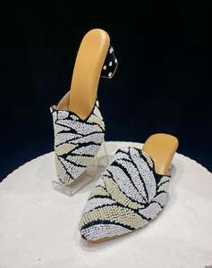 Collection de vêtements de fête pour femmes de style Jutti fait à la main de qualité indienne d'exportation pour mariage vêtements de bureau disponibles à la vente - Product Image 2