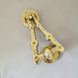 ที่เคาะประตูทองเหลืองโบราณสไตล์วิกตอเรียน ทนทาน ดีไซน์ทรงกลมและสี่เหลี่ยม สไตล์โมเดิร์น สำหรับบ้าน สำนักงาน โรงแรม ประตูหลัก ประตูทรงสี่เหลี่ยม - Product Image 1