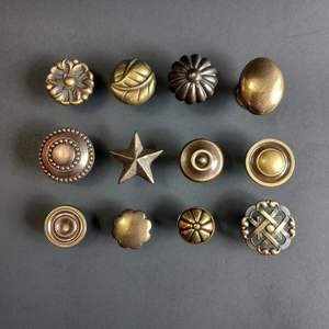 อุปกรณ์ตกแต่งเฟอร์นิเจอร์ทองเหลืองชุบทองสำหรับโต๊ะอาหาร ตู้เสื้อผ้า และตู้ครัว - Product Image 1