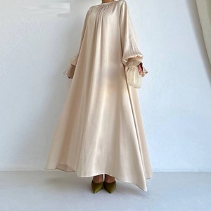 Abaya de satén modesto musulmán modesto con silueta recta y cintura natural - Product Image 2