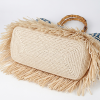Sac fourre-tout en raphia bohème ANA Madagascar, couleur unie, avec poignée en bambou, fermeture éclair ouverte et détails à franges - Idéal pour la plage et le shopping estival