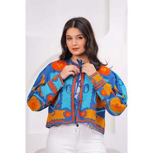 เสื้อแจ็คเก็ตผ้าฝ้ายลายดอกไม้สีน้ำเงินสำหรับผู้หญิง แบบสองด้าน สไตล์บอมเบอร์ วาร์ซิตี้ โบโฮ พิมพ์ลายด้วยมือ ตกแต่งด้วยหนัง สำหรับฤดูใบไม้ผลิและฤดูใบไม้ร่วง - Product Image 1