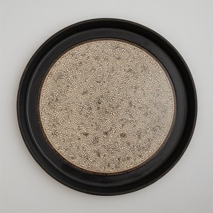 Placa de cargador de hierro de bronce satinado esmalte metálico suave textura de pátina rústica diseño Art Deco ligero para cena elegante - Product Image 1