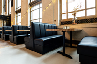 Ensemble de mobilier de restaurant avec banquette, plateau de table en bois massif, revêtement en cuir PU bleu, pieds en bois massif pour salle à manger d'hôtel