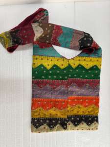 Sac à bandoulière artisanal bohème en patchwork brodé, forme oreiller, motif floral ethnique, en coton vintage, style Kantha, deux ouvertures - Product Image 4