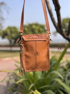 Nouveauté : Portefeuille de téléphone en cuir véritable style selle aztèque, portefeuille de téléphone en cuir artisanal élégant, portefeuille de téléphone à bandoulière pour femmes - Product Image 3